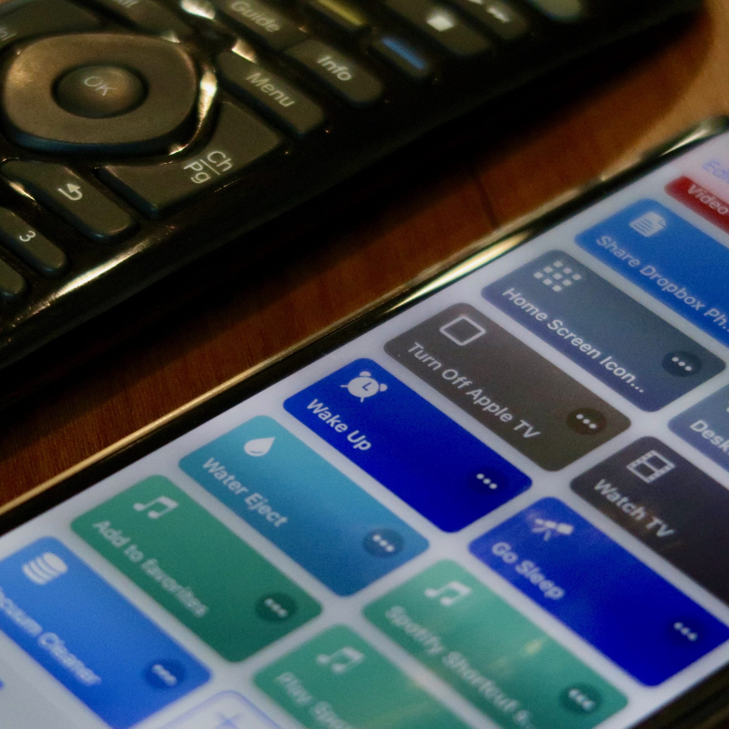 Sterowanie głosowe Logitech Harmony za pomocą skrótów Siri